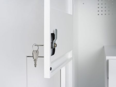 Garderobenschrank mit einliegenden Türen aus Metall