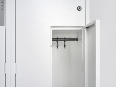 Garderobenschrank mit einliegenden Türen aus Metall