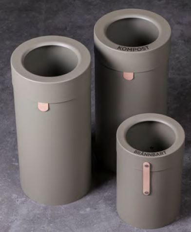 Mobiler Abfallbehälter Design [BIN THERE]-Die runden Behälter mit Lederdetails und Holzdeckeln lösen die kleinen Sortieranforderungen mit Eleganz Preis pro Behälter ohne Deckel, ohne Trolley